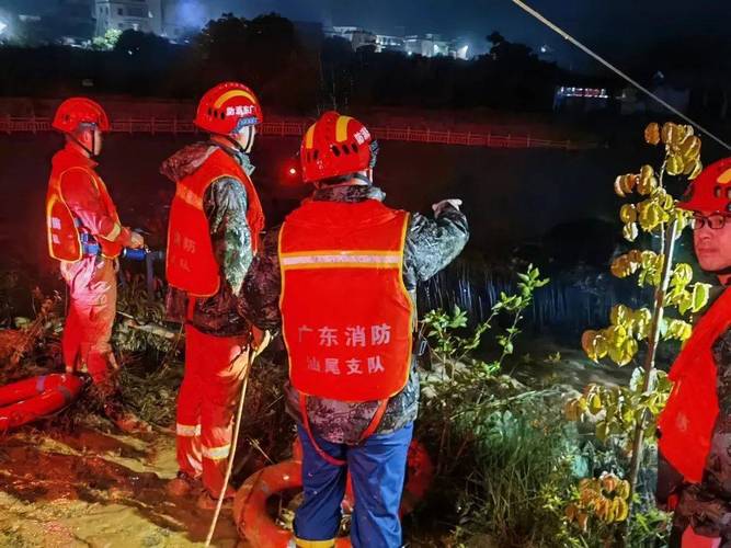 红警报道：暴雨红色预警下的城市救援与民众安全