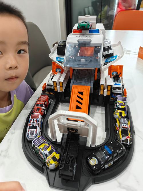 红警车变形，带你体验速度与激情的碰撞