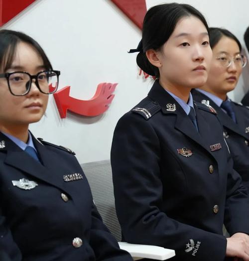 探秘粉红警支队：真实的警队生活大揭秘