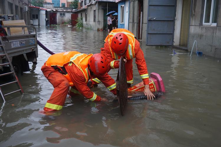 红警报道：暴雨红色预警下的城市救援与民众安全