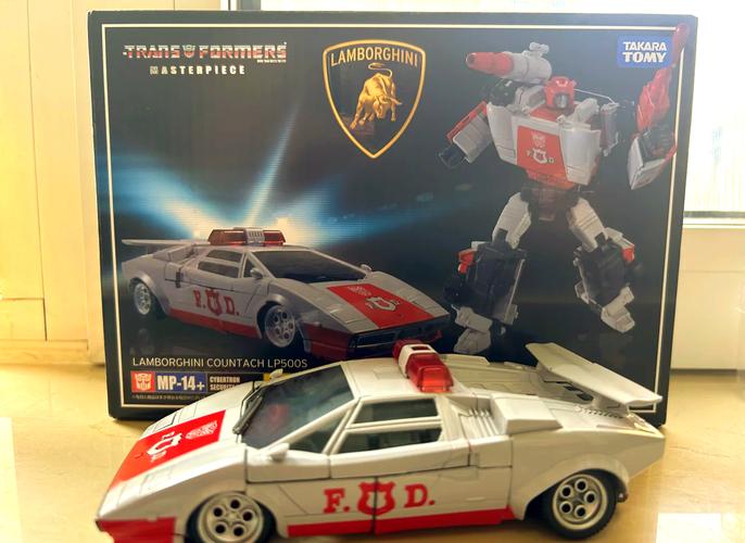 红警车变形，带你体验速度与激情的碰撞