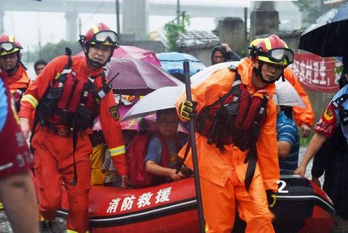 红警报道：暴雨红色预警下的城市救援与民众安全