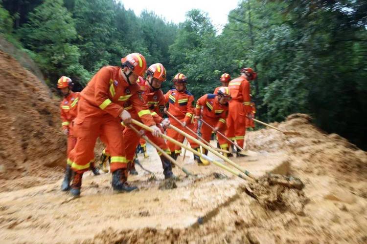 红警报道：暴雨红色预警下的城市救援与民众安全