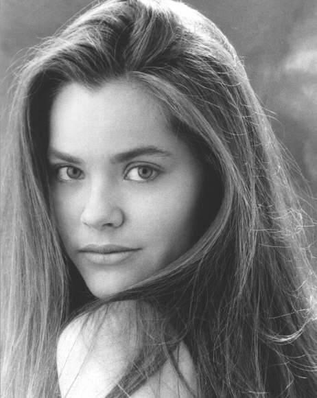 红警美国妞的性感与实力：游戏角色深度解读