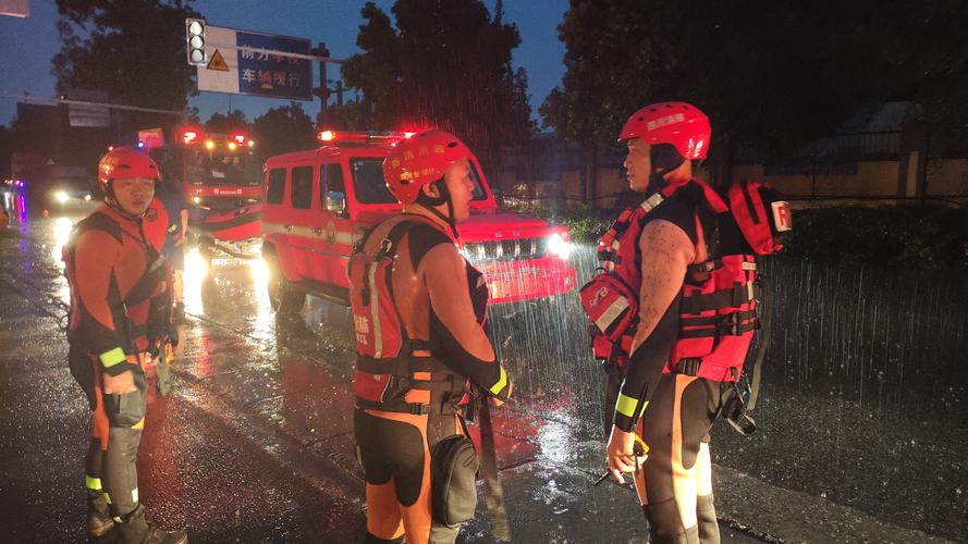 红警报道：暴雨红色预警下的城市救援与民众安全