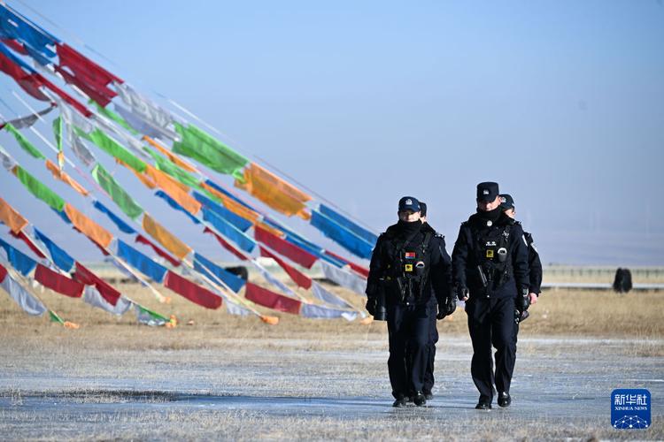 藏族网红警察的日常：揭秘高原上的守护者