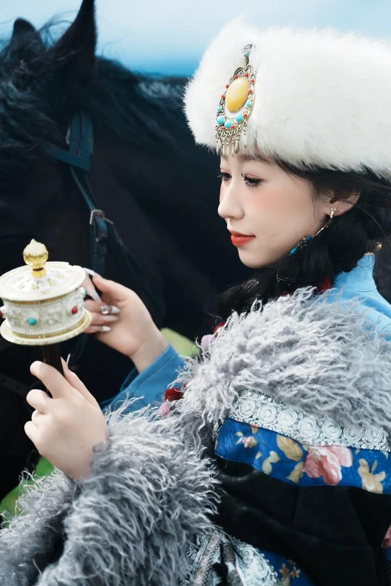 藏族网红警察的日常：揭秘高原上的守护者