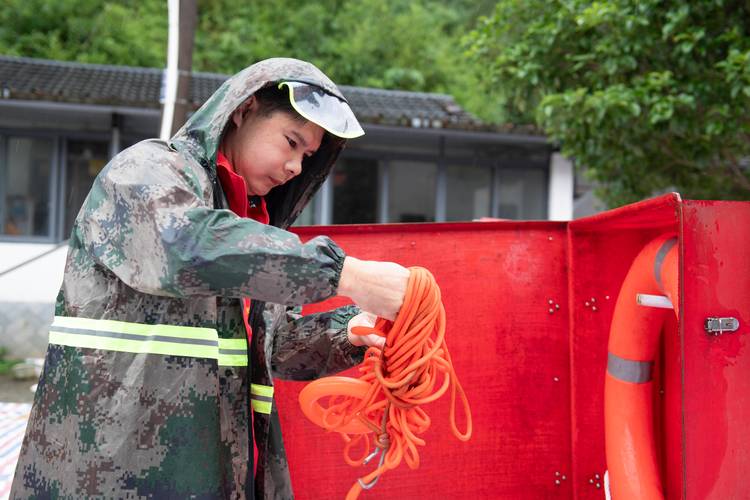 红警报道：暴雨红色预警下的城市救援与民众安全