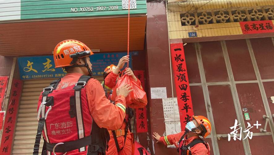 红警报道：暴雨红色预警下的城市救援与民众安全