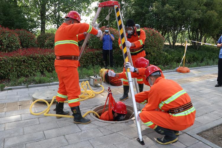 红警报道：暴雨红色预警下的城市救援与民众安全