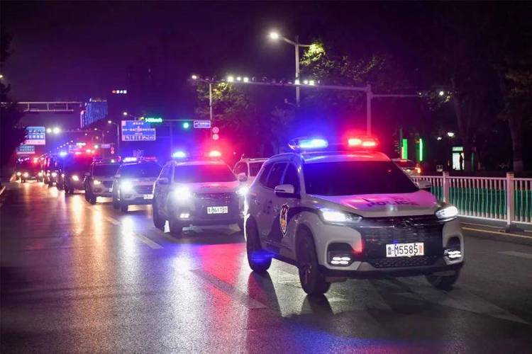 警灯颜色大揭秘：消防车为何用全红警灯？